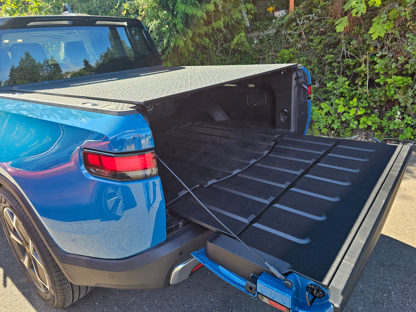 AgriCover LoMax Series: Stylish, Durable Tonneau Cover for Rivian R1T (Requires OEM tonneau rail)